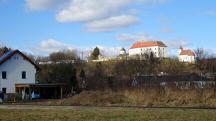 der schne Blick zum Schloss Viehofen mit der Schlosskapelle 